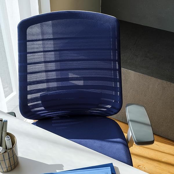 Silla ergonómica: una silla de escritorio versátil con soporte lumbar ajustable, respaldo de malla transpirable y ruedas suaves