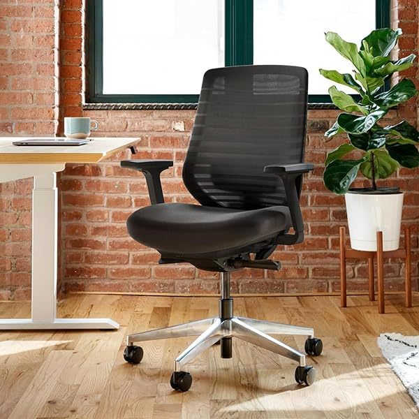 Silla ergonómica: una silla de escritorio versátil con soporte lumbar ajustable, respaldo de malla transpirable y ruedas suaves