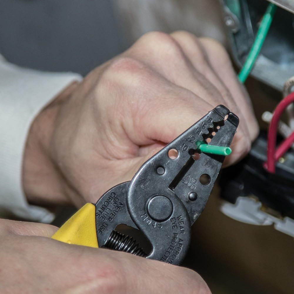 Juego de herramientas manuales para electricistas: 28 piezas, alicates, destornilladores, desarmadores de tuercas, llaves inglesas y más herramientas Klein 80028