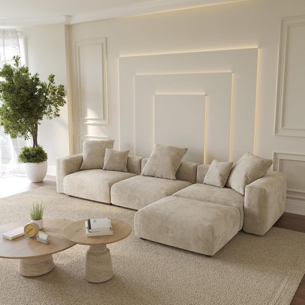 Sofá modular beige de gran tamaño con chaise longue y otomana