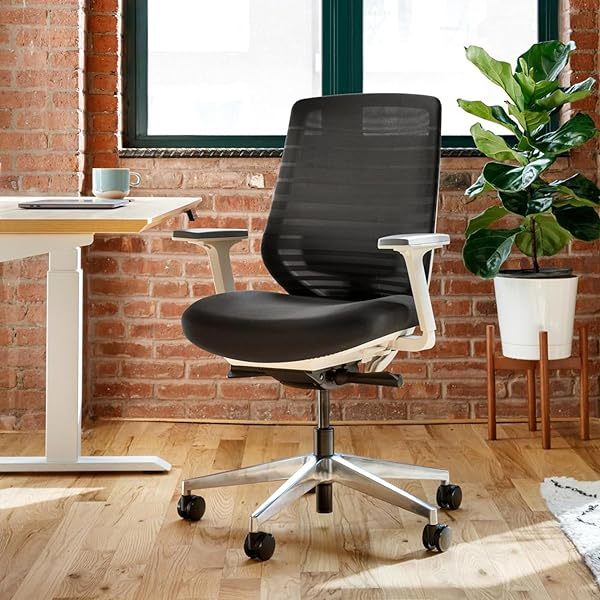 Silla ergonómica: una silla de escritorio versátil con soporte lumbar ajustable, respaldo de malla transpirable y ruedas suaves