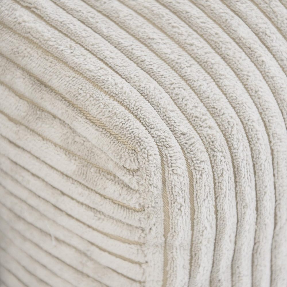 Sofá modular beige de gran tamaño con chaise longue y otomana