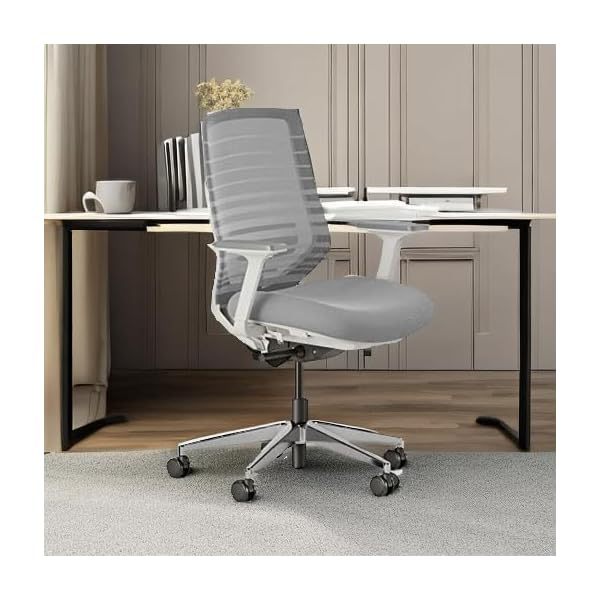 Silla ergonómica: una silla de escritorio versátil con soporte lumbar ajustable, respaldo de malla transpirable y ruedas suaves