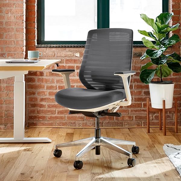 Silla ergonómica: una silla de escritorio versátil con soporte lumbar ajustable, respaldo de malla transpirable y ruedas suaves