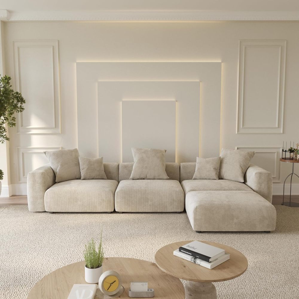 Sofá modular beige de gran tamaño con chaise longue y otomana