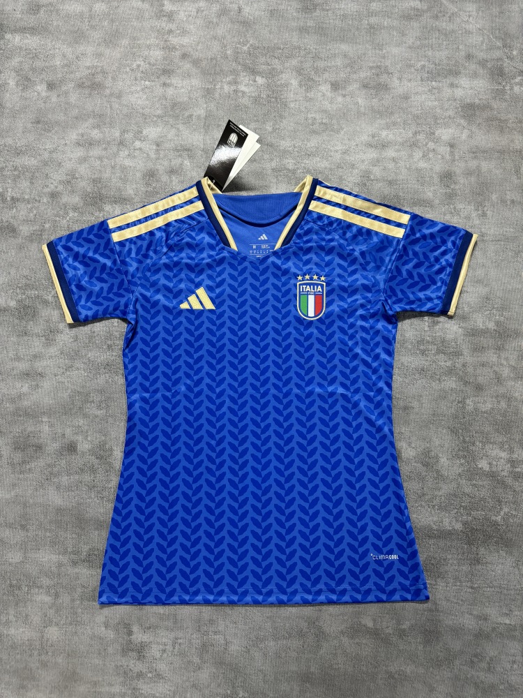 26-27 Italy woman version