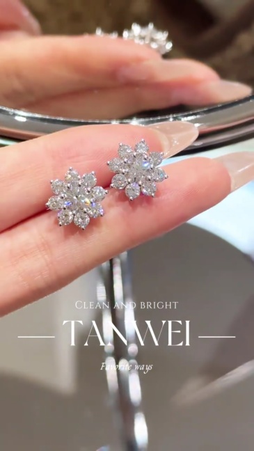 18K White Gold Dazzling Flower Lab Diamond Earrings