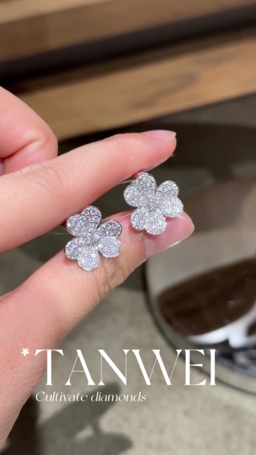18K Gold Lab-Grown Diamond Four-Leaf Clover Stud Earrings