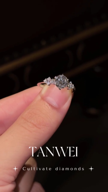 18k White Gold Stunning Round Cut Lab  Diamond Ring