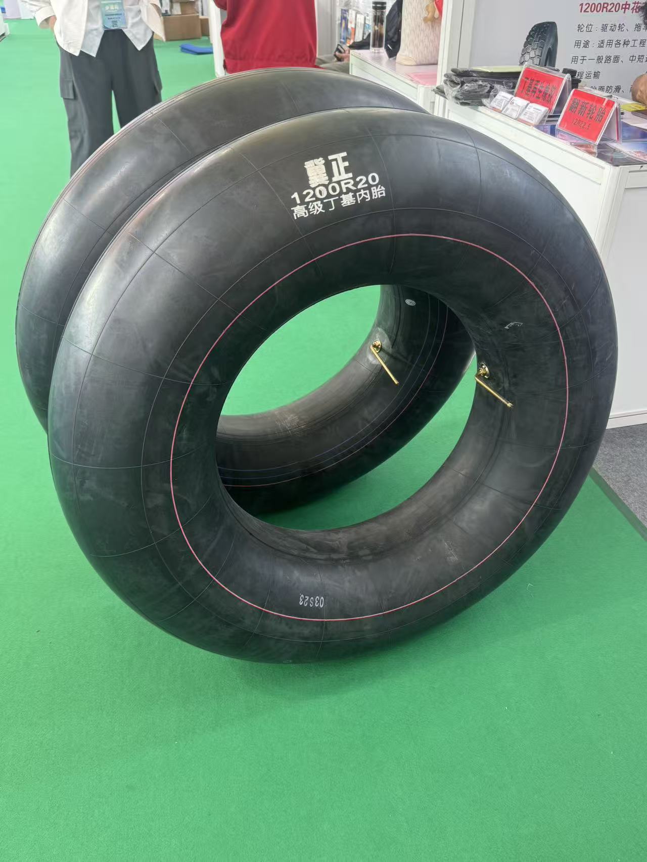 Butyl inner tubes: trucks, buses, and construction vehicles