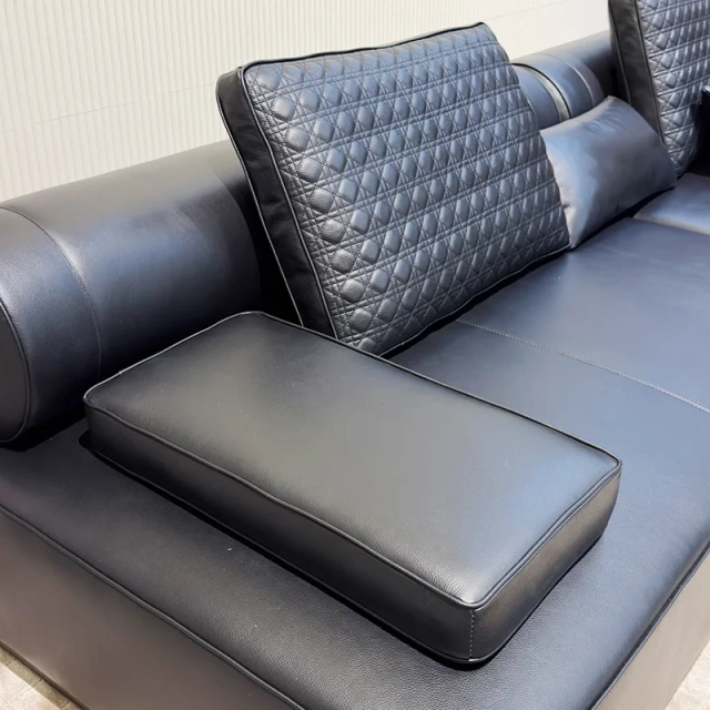Luxurious Black Leather Sofa with Quilted Backrests,Luxurious Black Leather Sofa with Quilted Backrests