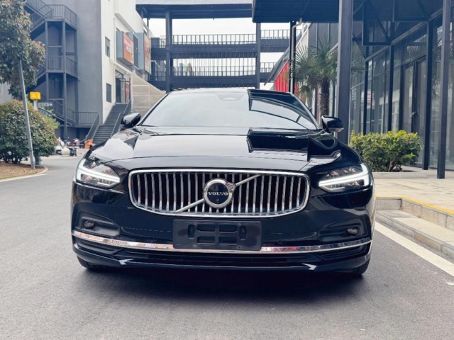 2023 Volvo S90 B5 Momentum Luxury Edition
