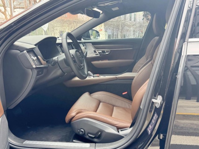 2023 Volvo S90 B5 Momentum Luxury Edition
