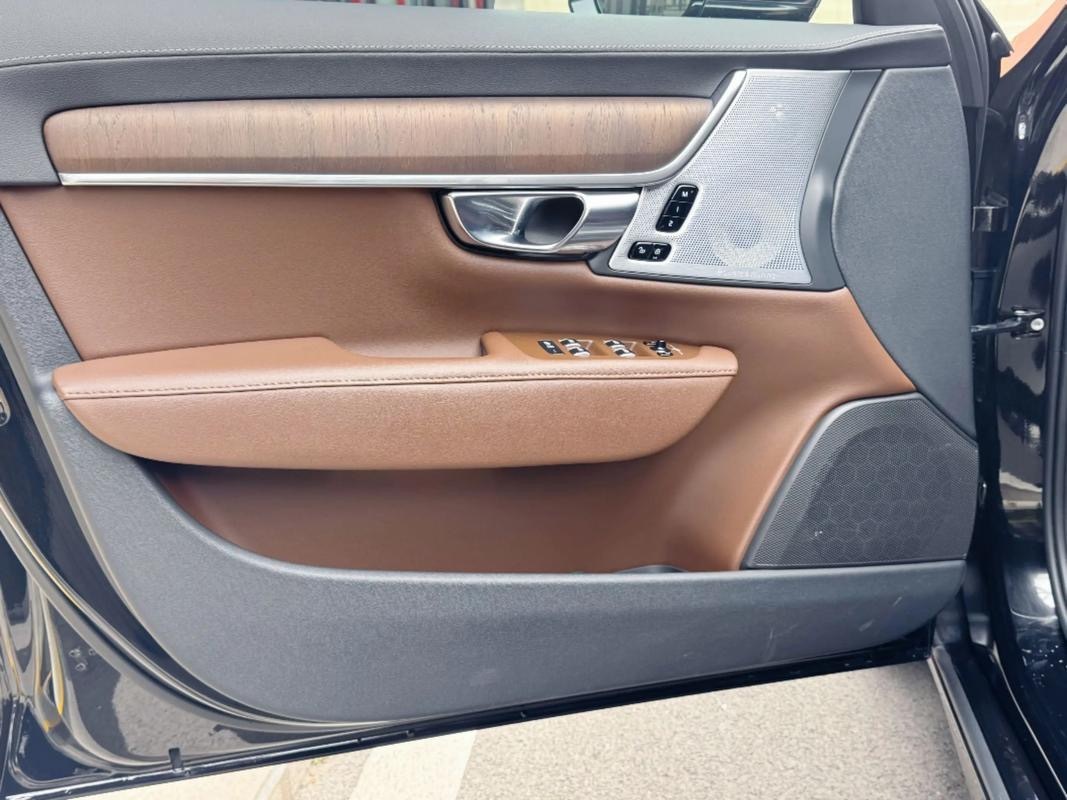 2023 Volvo S90 B5 Momentum Luxury Edition