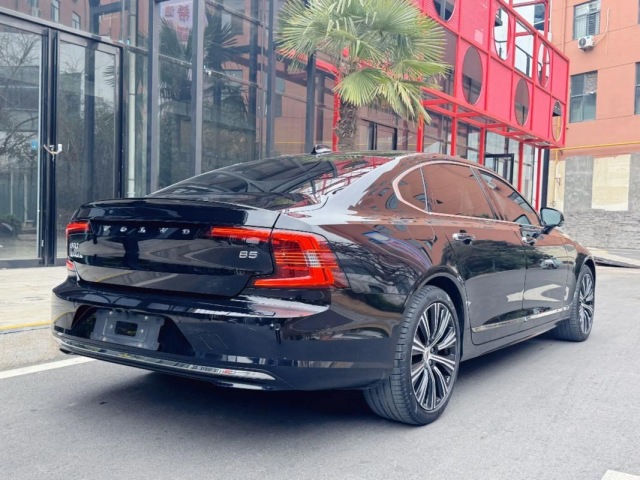 2023 Volvo S90 B5 Momentum Luxury Edition
