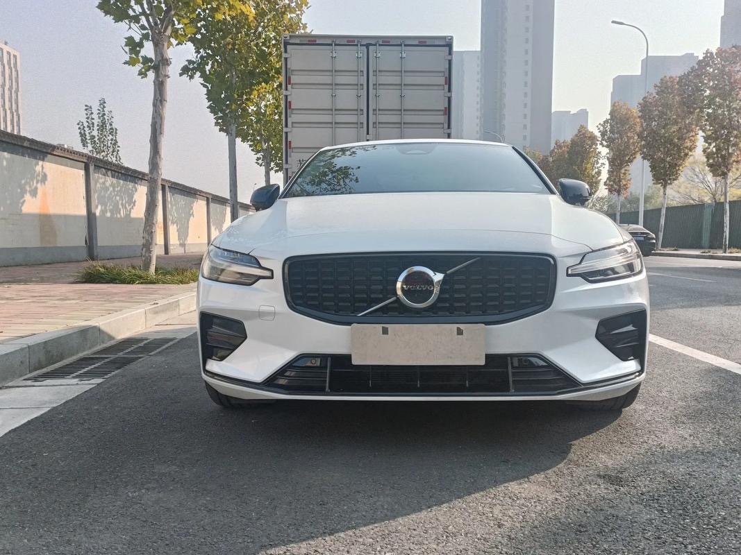 2023 Volvo S60 B4 Inscription Luxury Edition