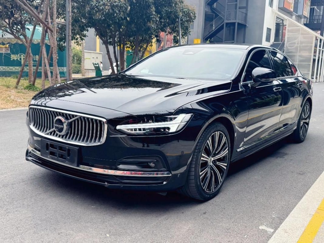 2023 Volvo S90 B5 Momentum Luxury Edition