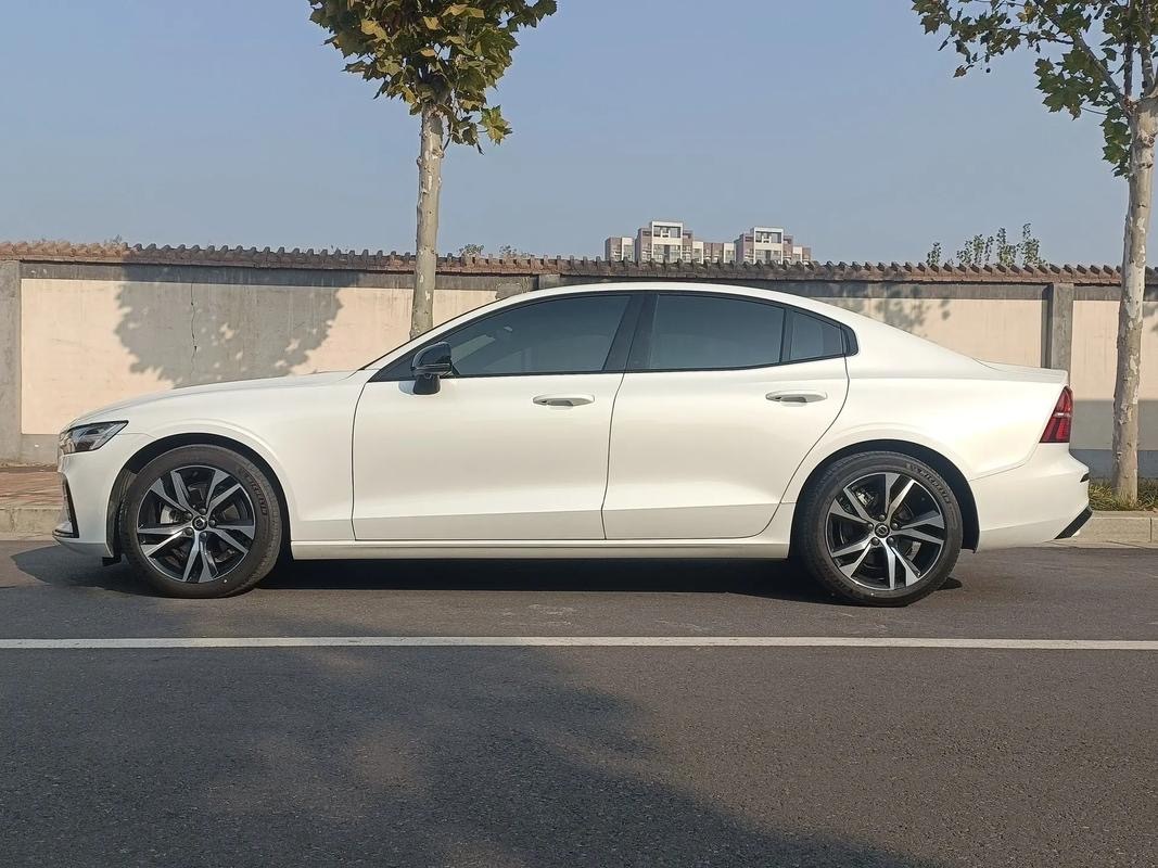2023 Volvo S60 B4 Inscription Luxury Edition