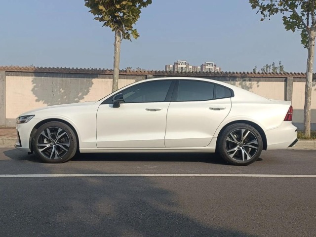 2023 Volvo S60 B4 Inscription Luxury Edition