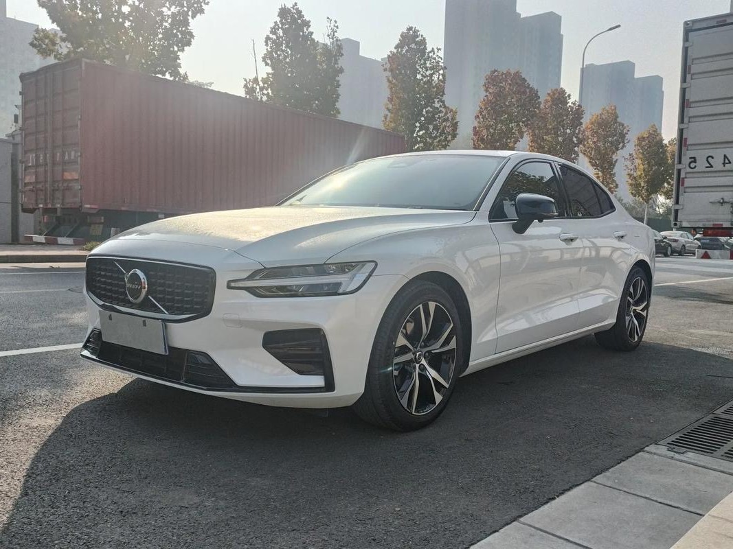 2023 Volvo S60 B4 Inscription Luxury Edition