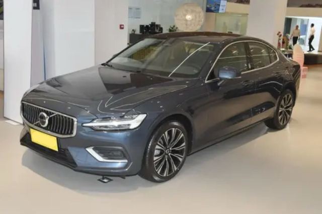 2024 Volvo S60 B4 Inscription Luxury Edition