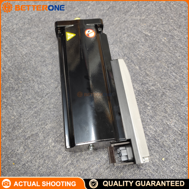 Schneider Electric ILM1002P02F0000 PacDrive 3 Integrated Servo Motor with Integrated Drive, 4.4Nm Continuous Stall, 3000rpm Nominal, 250–700V, Absolute Multiturn SinCos Hiperface (128 Periods), With Holding Brake 5.5Nm, 100mm Flange, IP54