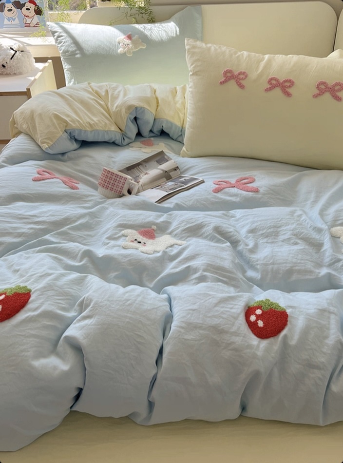 Baby-grade A-class children's pure cotton four-piece bedding set, including bed cover, towel, quilt cover and bed sheet.