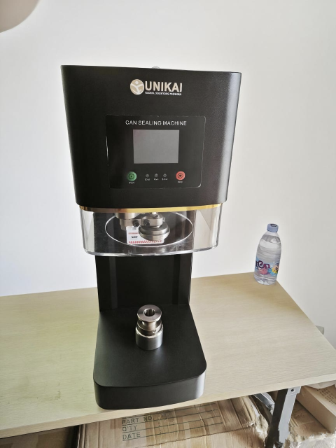 Non-rotary can sealing machine