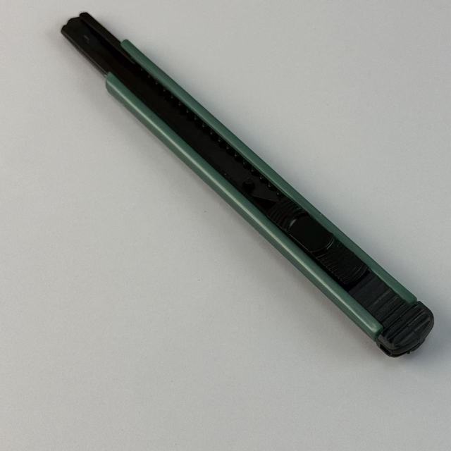 Green Plastic 9mm Retractable Box Cutter Black SK5 Carbon Steel Snap Blade Utility Art Craft Knife OEM Customizable LIANGJIN,MY SHOP,