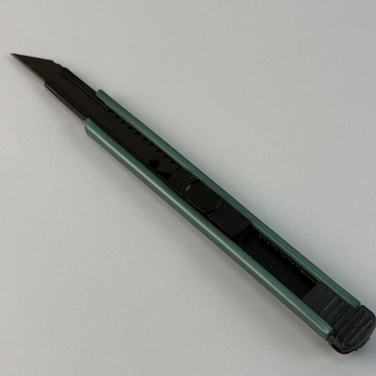 Green Plastic 9mm Retractable Box Cutter Black SK5 Carbon Steel Snap Blade Utility Art Craft Knife OEM Customizable LIANGJIN,MY SHOP,