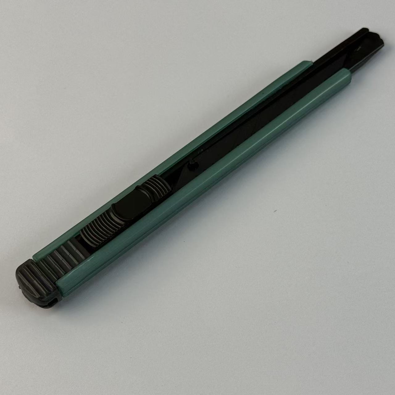 Green Plastic 9mm Retractable Box Cutter Black SK5 Carbon Steel Snap Blade Utility Art Craft Knife OEM Customizable LIANGJIN,MY SHOP,