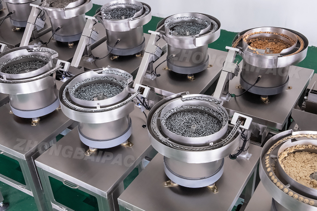 Máquina clasificadora y envasadora de herrajes para muebles