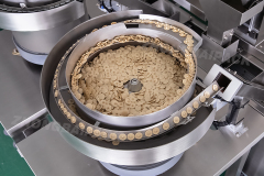 Máquina clasificadora y envasadora de herrajes