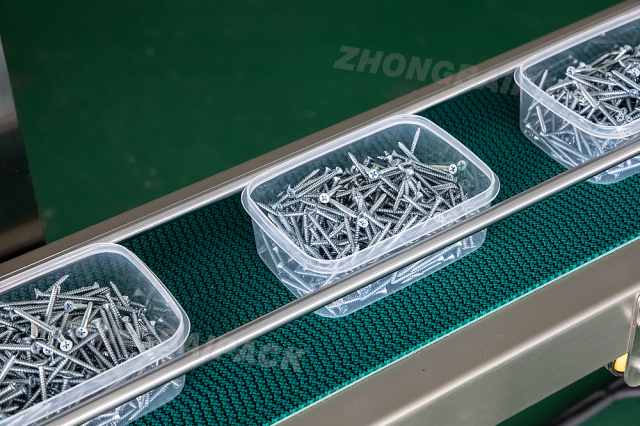 Máquina empacadora de tornillos en cartón