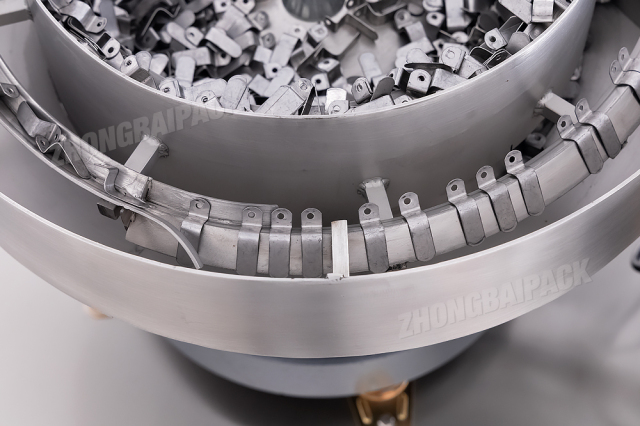 Máquina empacadora de tornillos y soportes