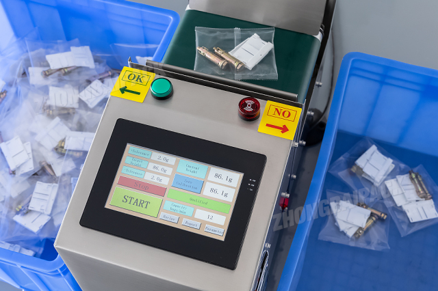 Máquina embolsadora de componentes ferreteros