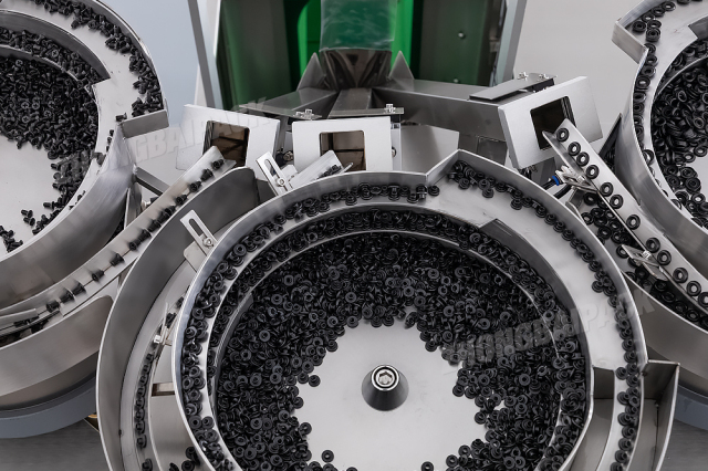 Máquina empacadora de juegos de fijaciones