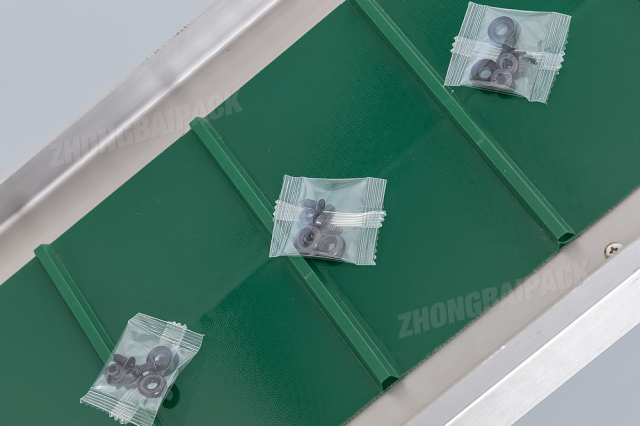 Máquina embolsadora de juegos de fijaciones