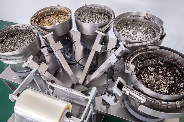 Máquina Contadora y Envasadora con Alimentadores de Cinco Tazones