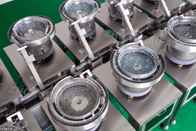 Máquina Contadora y Envasadora con Diez Alimentadores de Tazón y Transportador Elevador de Cangilones