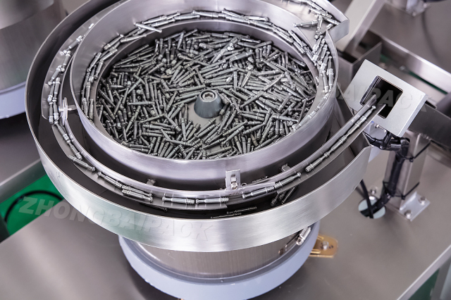 Máquina Contadora y Envasadora con Diez Alimentadores de Tazón y Transportador Elevador de Cangilones