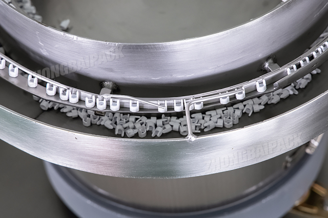 Máquina envasadora de piezas pequeñas de plástico