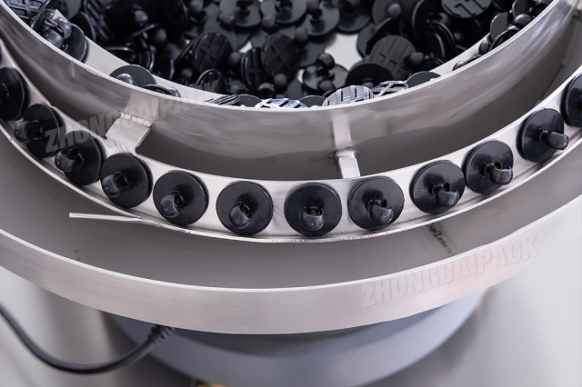 Máquina contadora y envasadora de piezas de plástico