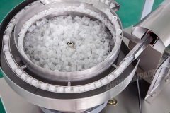 Máquina contadora y envasadora de componentes de plástico