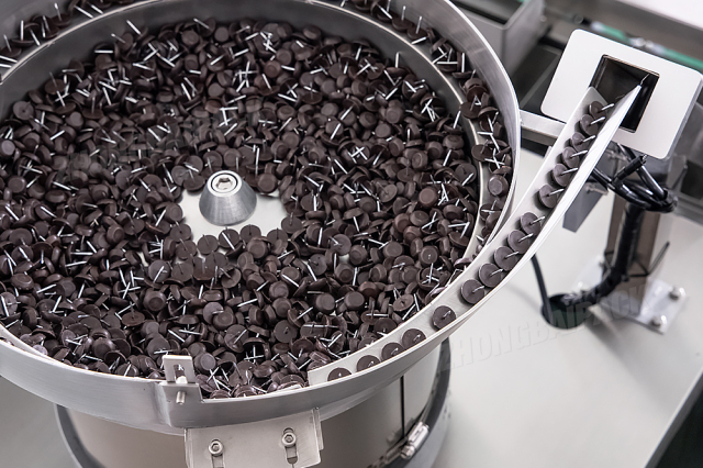 Máquina envasadora de pequeños componentes de plástico