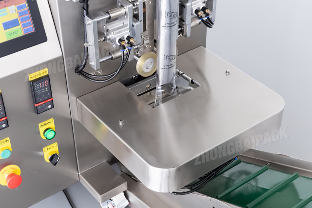 Maszyna pakująca plastikowe komponenty elektroniczne