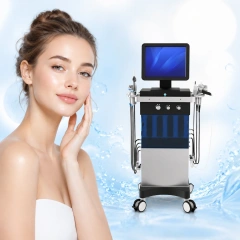 Image principale de la machine Hydro Facial professionnelle avec modèle beauté et fond aquatique frais pour soin du visage en institut esthétique.