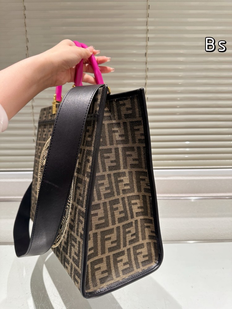 Versace collaborates with Fendi Tote bag