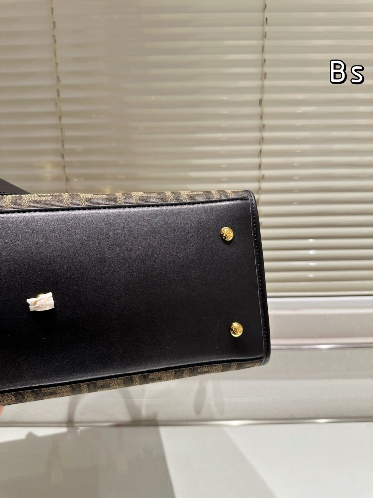 Versace collaborates with Fendi Tote bag