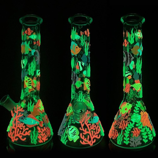 Wholesale Glow-in-the-dark Ocean Cute Fish Design Luminous Waterpipe Glass Bong Beaker Bong